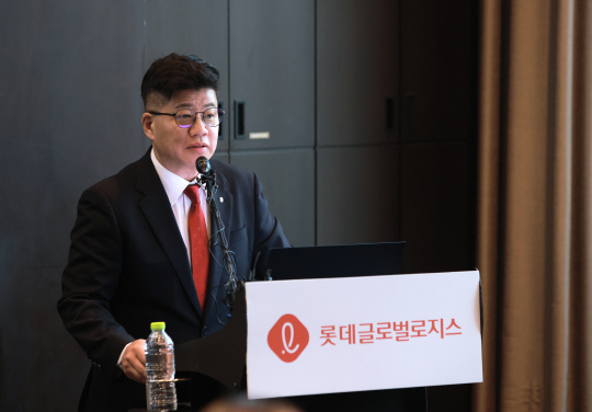 강병구 롯데글로벌로지스 대표이사가 21일 서울 여의도에서 열린 기업공개 기자간담회에서 발표하고 있다. [롯데글로벌로지스 제공]